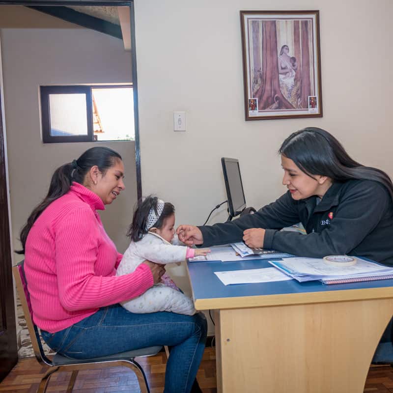 Solidarity bridge: Ariane Castro (left) and her daughter Mariana visit Marizol Mamani, the social worker of Puente de Solidaridad. (Nile Sprague/Bolivia)