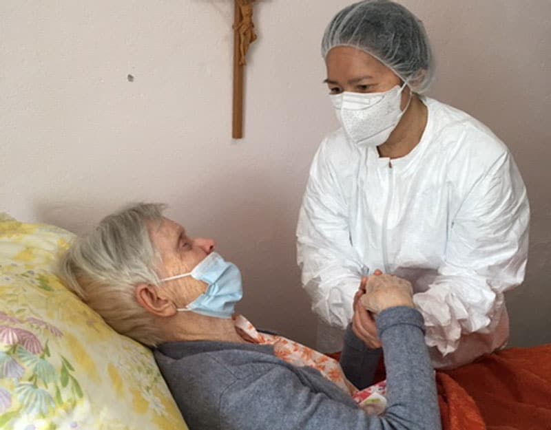 During COVID-19 quarantine, Maryknoll Sister Ngoc Hà Pham, a nurse, visits Maryknoll Sister Margaret Kilduff, a senior sister at the Maryknoll Sisters center in New York. (Courtesy of Ngoc Hà Pham/U.S.)