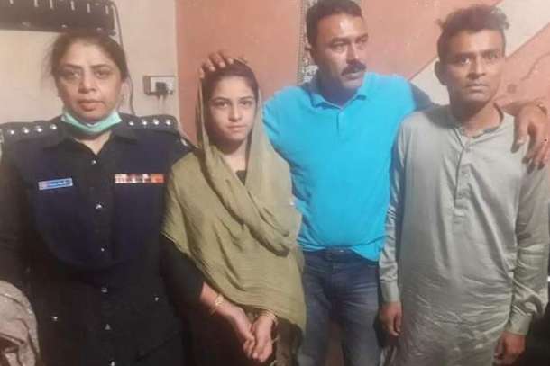 Subdivisional police officer Fehmida Abbasi (left) with Arzoo Raja, investigation officer Sharik Siddique and Ali Azhar (right) at a police station in Karachi on Nov. 2. (Photo supplied to UCA News)