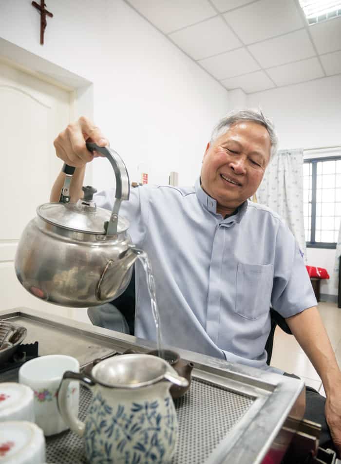 Maryknoll Father Nhuan Nguyen offers tea and welcome to people in the community and Vietnamese migrant workers in Taiwan. Nile Sprague/Taiwan)