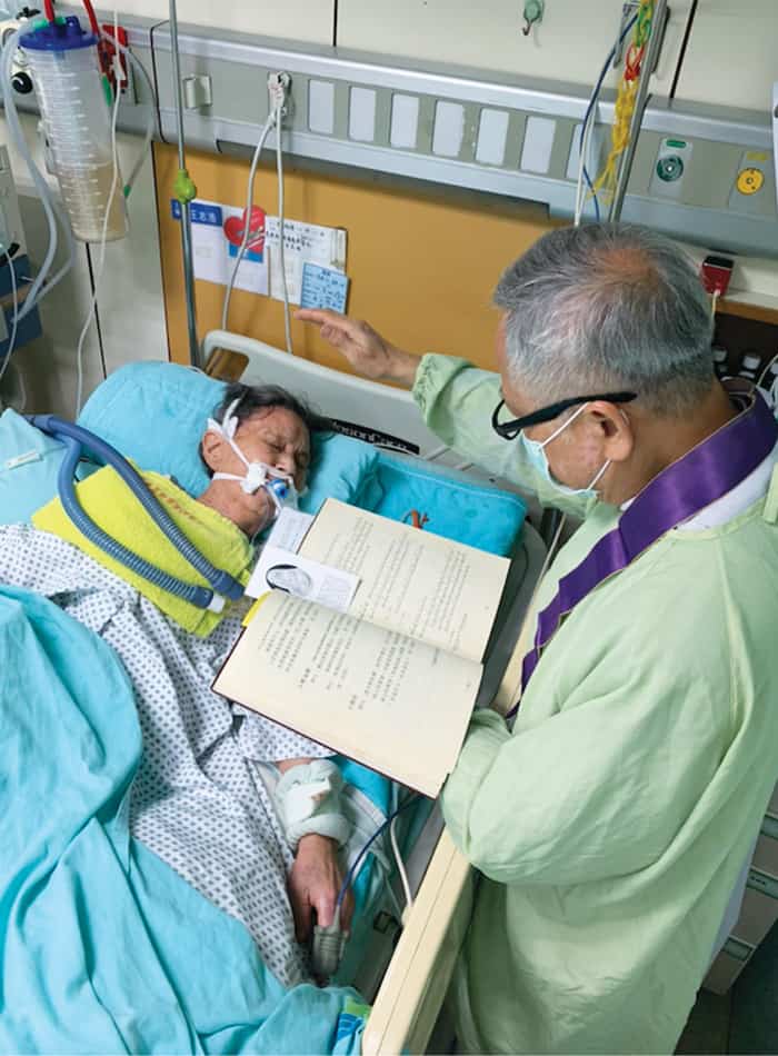 Father Nguyen visits the 96-year-old mother of a parishioner in Taichung. Visiting the sick and elderly is part of the missioner’s ministry. (Courtesy of Nhuan Nguyen/Taiwan)