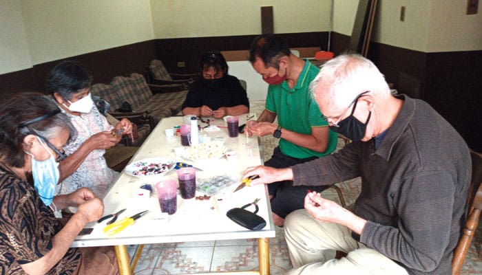 During the pandemic, members of Christian communities gathered with Father Masson and Seminarian Matthew Sim (green shirt) to make rosaries. (Rossy Bedoya/Bolivia)