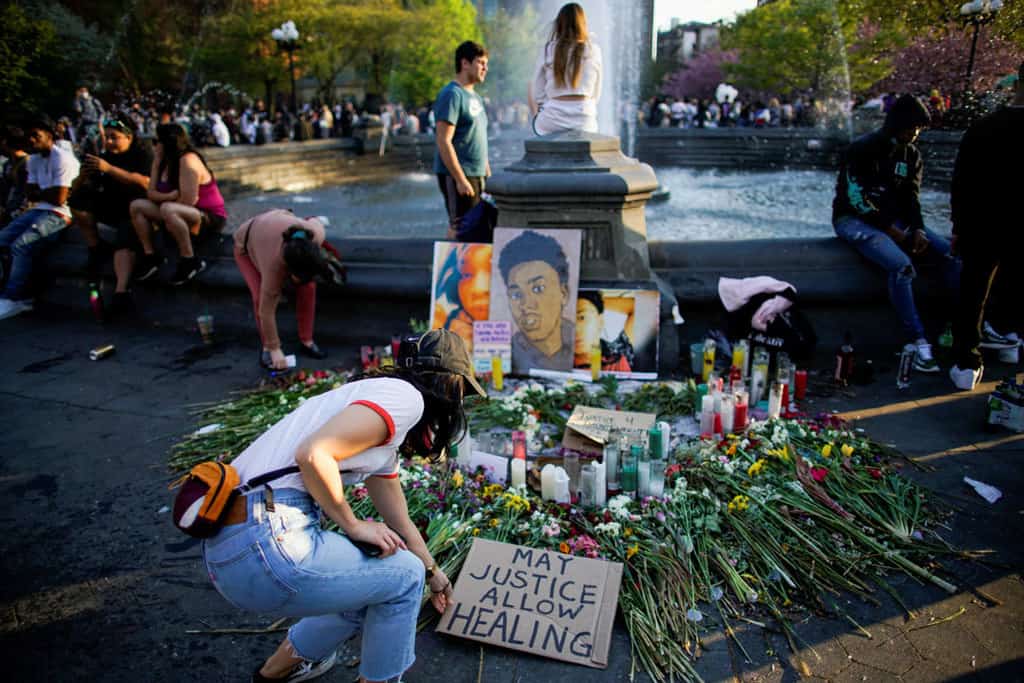 Web-CHAUVIN-VERDICT-REACT-1246318 People in New York City are seen near a makeshift memorial April 20, 2021, after jurors issued their verdict convicting former Minneapolis police officer Derek Chauvin of second-degree unintentional murder, third-degree murder and second-degree manslaughter in the death of George Floyd. (CNS photo/Eduardo Munoz, Reuters)