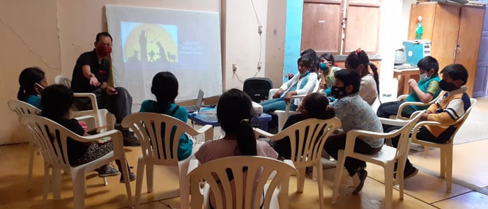 Maryknoll seminarian Matthew Sim and students exchange ideas about the Nativity story during the Ecumenical Advent Reflection Program. (Jhovana Reyes/Bolivia)