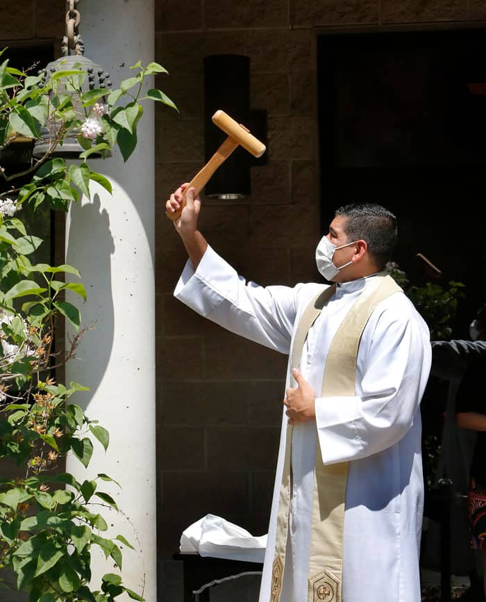 20210507T1045-RALLY-CHICAGO-ASIAN-1247354 stop AAPI hate- Father Manuel Dorantes, pastor of St. Mary of the Lake in Chicago, rings a bell at the Buddhist Temple of Chicago May 2, 2021, during an interfaith rally against racism toward Asian Americans and Pacific Islanders. (CNS photo/Karen Callaway, Chicago Catholic)