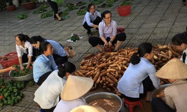 Sisters Unload Food Feed Hungry in Ho Chi Minh City’s COVID Crackdown