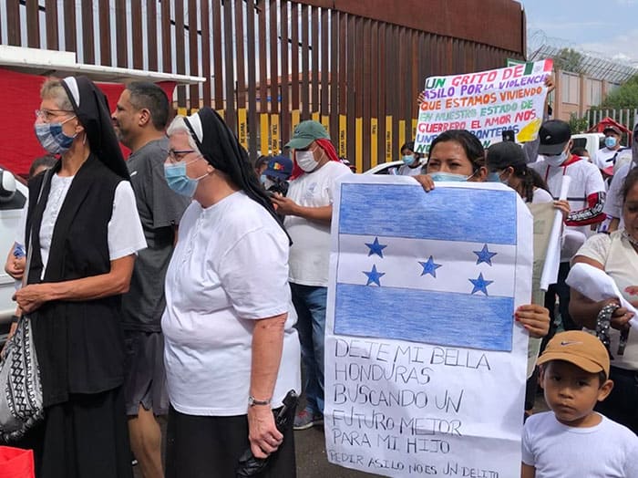 MEXICO U.S. ASYLUM DEMONSTRATION After World Mission Sunday Mass at St. Ferdinand Church, pastor Father Jason Torba and Cardinal Blase Cupich greet the congregation, including all those who do mission in Chicago. (Julie Jaidinger, Chicago Catholic/U.S.)