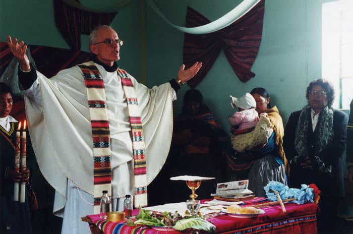 Father James Lynch celebrating Mass in one of more than 100 communities he served as pastor in Juli, Peru, in 1998. (Maryknoll Mission Archives)