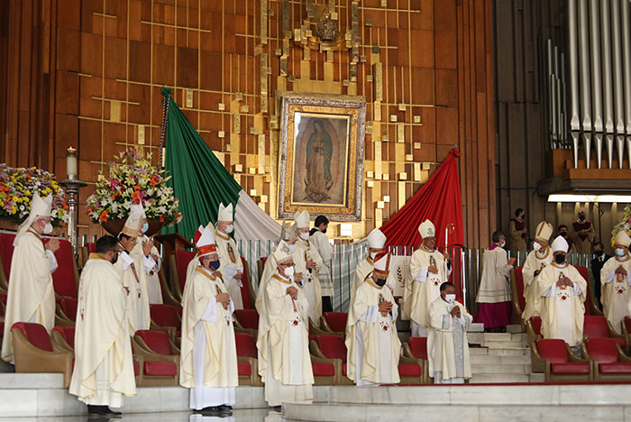 After World Mission Sunday Mass at St. Ferdinand Church, pastor Father Jason Torba and Cardinal Blase Cupich greet the congregation, including all those who do mission in Chicago. (Julie Jaidinger, Chicago Catholic/U.S.)