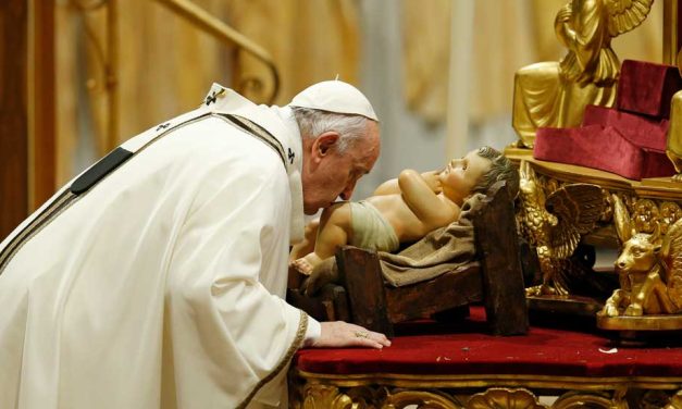 Pope at Christmas: ‘God Comes Into the World in Littleness’
