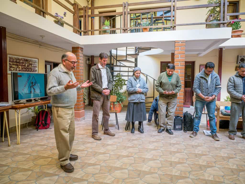 Maryknoll Father Juan Zúñiga leads a prayer at the beginning of the workshop of the Schools for Forgiveness and Reconciliation (ESPERE) at a Jesuit parish in Oruru, Bolivia. (Nile Sprague/Bolivia)