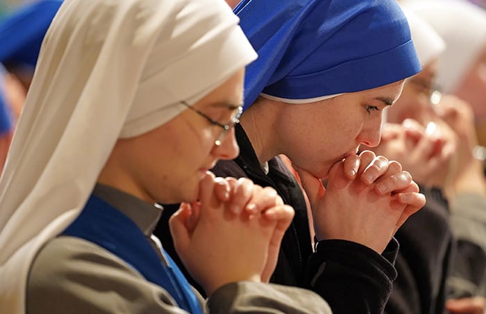 20220201T1045-POPE-PRAYER-RELIGIOUS-WOMEN-1516683-RESIZED After World Mission Sunday Mass at St. Ferdinand Church, pastor Father Jason Torba and Cardinal Blase Cupich greet the congregation, including all those who do mission in Chicago. (Julie Jaidinger, Chicago Catholic/U.S.)