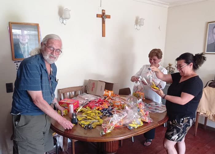 Members of the Cristo Resucitado solidarity ministry, with Brother John Nitsch, package food for those in need in Curicó, Chile. (Photos courtesy of Beatriz Abrigo/Chile)