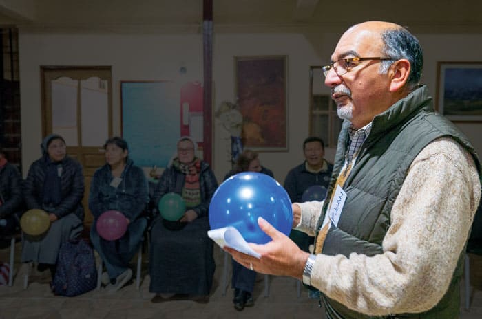 Maryknoll Father Juan Zúñiga leads a workshop of the Schools for Forgiveness and Reconciliation (ESPERE) at a Jesuit parish in Oruru, Bolivia. (Nile Sprague/Bolivia)