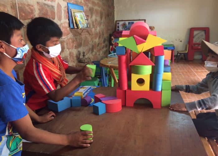 Children attending the after-school program do their homework and then play educational games such as building a castle with blocks. (Photos courtesy of Phuong Minh Nguyen/Bolivia)
