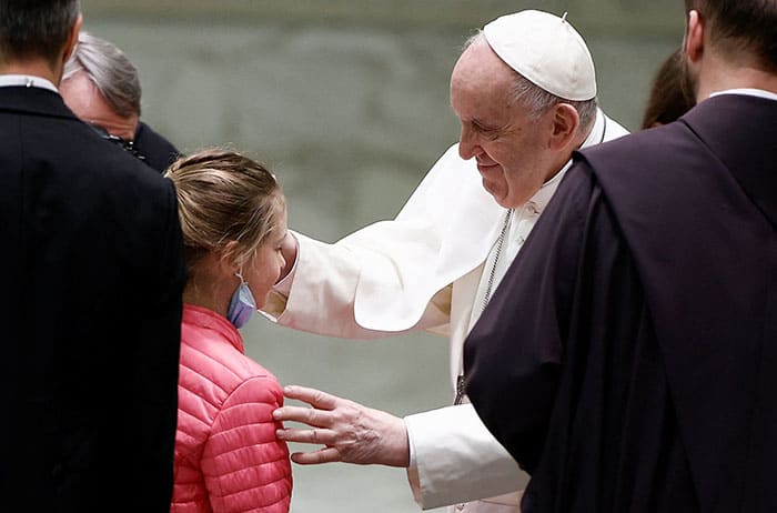 20220330T0745-POPE-AUDIENCE-ELDERLY-SENSIBILITY-1524475-RESIZED After World Mission Sunday Mass at St. Ferdinand Church, pastor Father Jason Torba and Cardinal Blase Cupich greet the congregation, including all those who do mission in Chicago. (Julie Jaidinger, Chicago Catholic/U.S.)