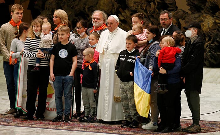 20220330T0745-POPE-AUDIENCE-ELDERLY-SENSIBILITY-1524476-RESIZED After World Mission Sunday Mass at St. Ferdinand Church, pastor Father Jason Torba and Cardinal Blase Cupich greet the congregation, including all those who do mission in Chicago. (Julie Jaidinger, Chicago Catholic/U.S.)