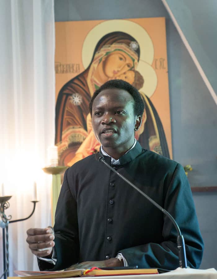 Maryknoll seminarian John Siyumbu reflects on the Bible at San Pio X parish. (Nile Sprague/Bolivia)