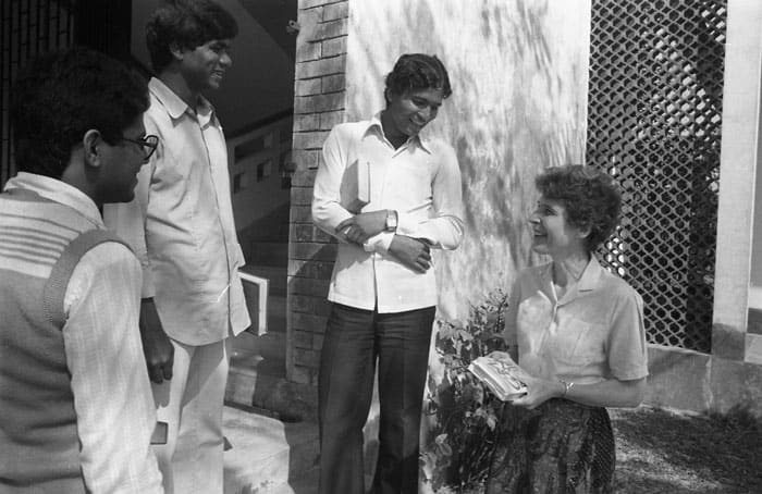 Sister Miriam Francis Perlewitz talks with young seminarians in 1989 at Holy Spirit Seminary in Dhaka, Bangladesh, where she taught for 25 years. (Maryknoll Mission Archives)