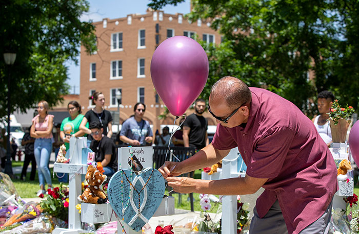 Scenes from a memorial site in downtown Uvalde, Texas, show grieving family and community members leaving messages, flowers and other offerings to honor the 21 people, 19 students and two teachers, killed in a mass shooting at Robb Elementary School on May 24, 2022. (Octavio Duran/U.S.)