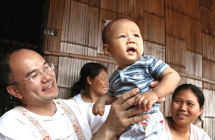 Maryknoll Lay Missioner Hiep Vu visits a Lahu tribal family in Chiang Dao in 2005. (Sean Sprague/Thailand)