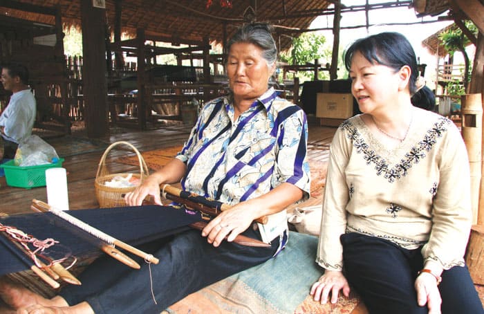 While serving along with her husband in Thailand, Maryknoll Lay Missioner Tawny Thanh visits a weaver in a Lahu tribal village in Chiang Dao in 2005. (Sean Sprague/Thailand)