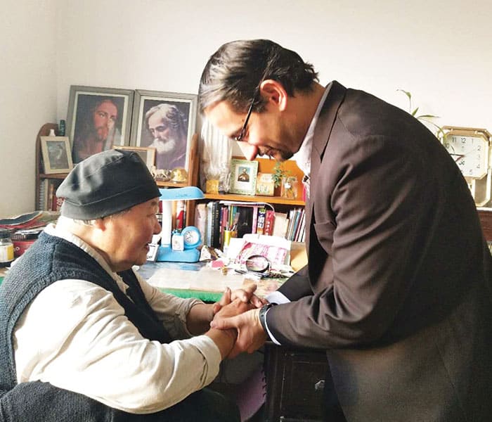 In China, Maryknoll Father Rodrigo Ulloa-Chavarry receives a blessing from Sister Lee, the most senior member of her religious community. (Avila Fu/China)