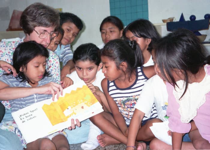 Maryknoll Sister Arlene Trant reads a book to children in Guatemala in 2000. (Sean Sprague/Guatemala)