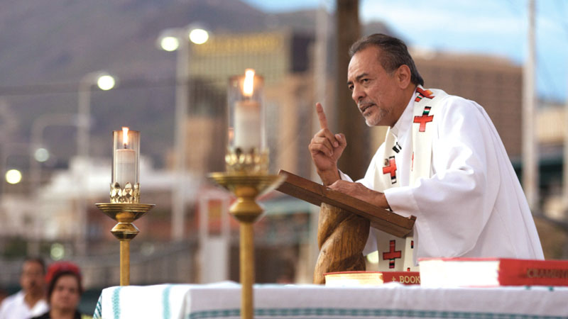 MarMonsignor Arturo Bañuelas celebrates a Mass to pray for an end to border violence at the foot of the Santa Fe bridge to Ciudad Juárez. (CNS/Christ Chavez/Rio Grande Catholic/U.S.)