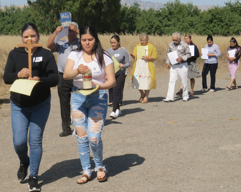 SP25-Discipulou-Misioneros-2 Erika Juárez and her daughter Angélica Magaña, of the Harney Lane Migrant Center, lead a procession during a workshop for farmworker pastoral teams. (José López/U.S.)