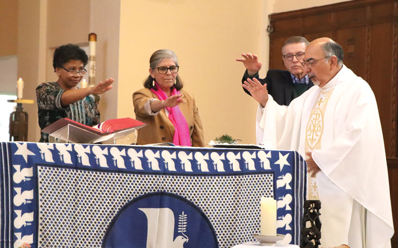 Representatives of the Maryknoll Sisters, Lay Missioners, Affiliates and Society bless the mission crosses. (Andrea Moreno-Díaz/U.S.)