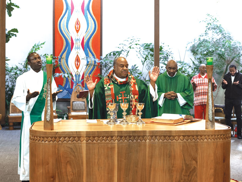 Pastor of St. Benedict the African Father David Jones presides while Deacon Okok assists at the altar of the historically African American church in Chicago. (Octavio Durán/U.S.)