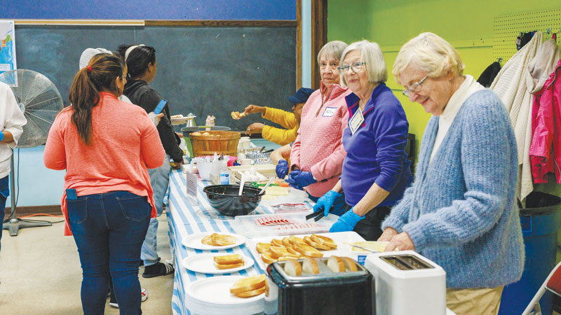 Volunteers serve a warm breakfast at St. Edmund Center in Oak Park, Illinois. (Octavio Durán/U.S.)