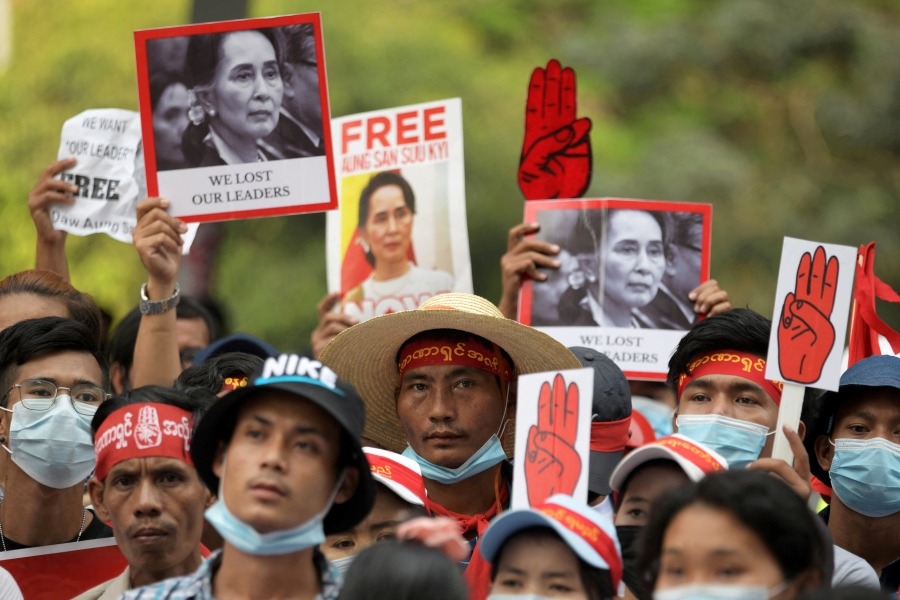 Supporters of Ailing Myanmar Leader Call for Her Release