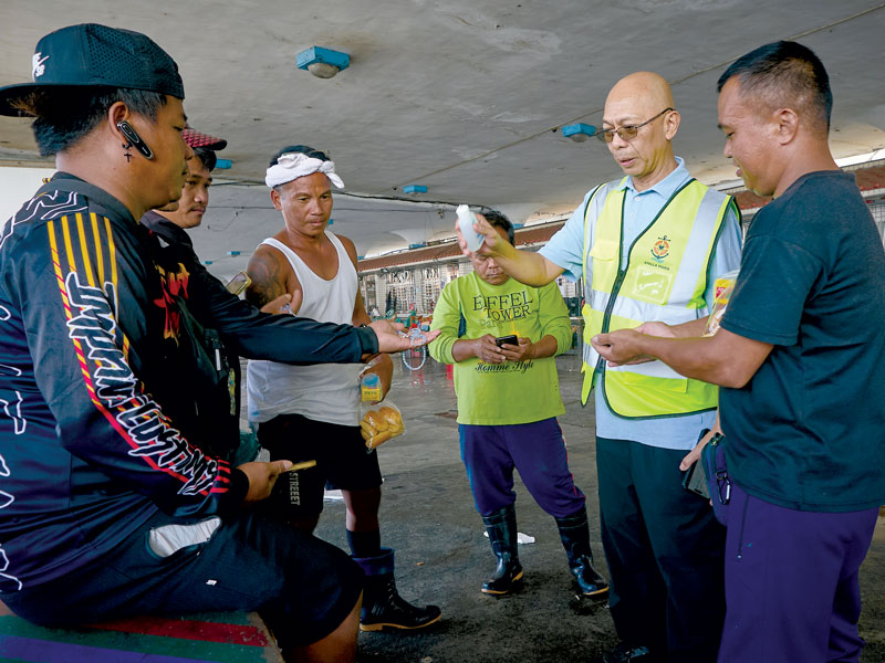 Father Joyalito “Joy” Tajonera blesses the rosaries of Filipino migrant fishers. In addition to pastoral services, the priest offers emergency shelter and human rights and labor advocacy. (Paul Jeffrey/Taiwan)