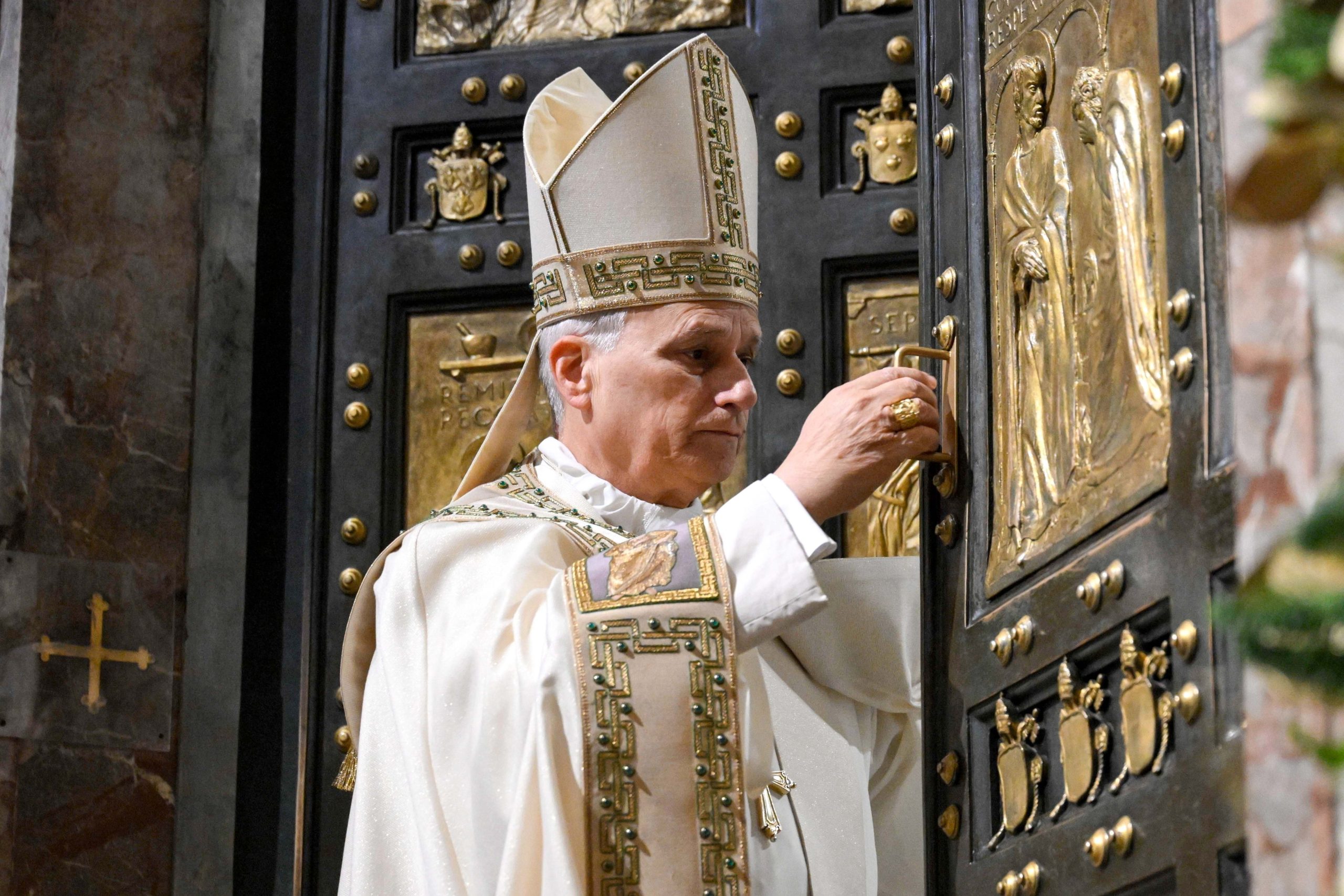 Closing Holy Doors, Pope Continues To Call for Peace, Service, Mercy