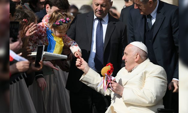 Holy Week: Look to the Cross, Pope Says